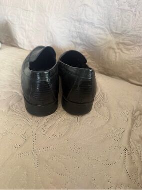 AEROSOLES Black Croc-Embossed Slip-On Loafers